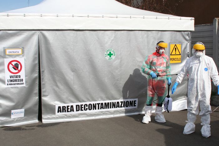 La tenda per la decontaminazione allestita nella sede della Croce Verde di Asti