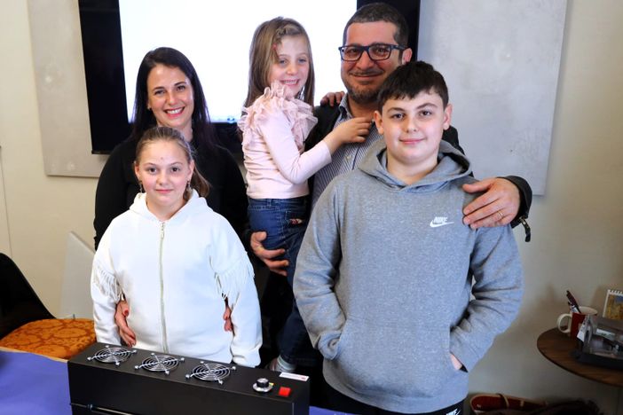 Da oggi la la piccola Agatha può 'vedere con le mani' grazie al fornetto con stampa donato da APRI Asti Da oggi la la piccola Agatha può 'vedere con le mani' grazie al fornetto con stampa donato da APRI Asti