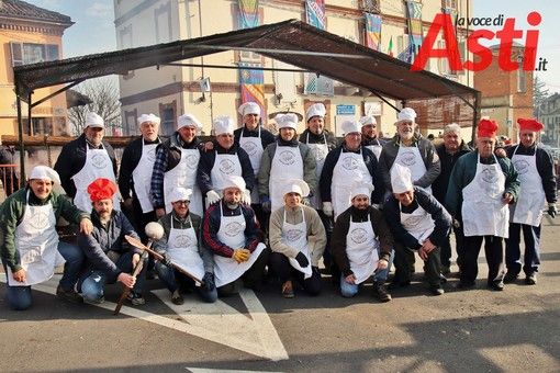 Un momento della storica fagiolata 2020, sotto uno splendido sole, la Pro loco schierata