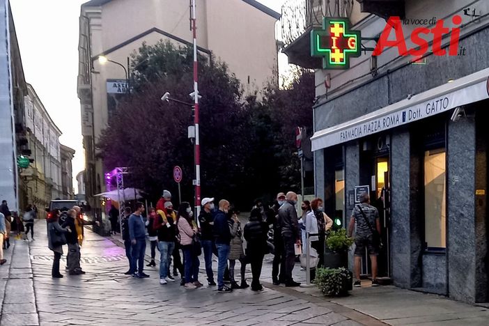 La Farmacia di piazza Roma ieri sera (MerfePhoto)
