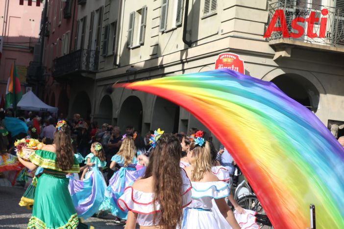 Un paio di immagini (la seconda a fine articolo) relative una precedente edizione della Festa dei Popoli Un paio di immagini (la seconda a fine articolo) relative una precedente edizione della Festa dei Popoli