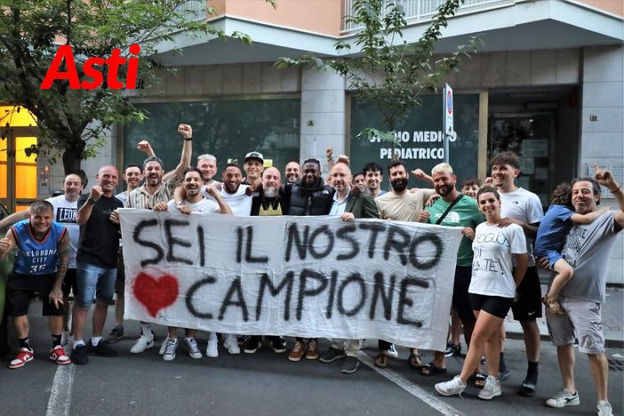 I festeggiamenti sotto casa del neo campione del mondo dei pesi medi di boxe, Etinosa Oliha (galleria fotografica a cura di Efrem Zanchettin) I festeggiamenti sotto casa del neo campione del mondo dei pesi medi di boxe, Etinosa Oliha (galleria fotografica a cura di Efrem Zanchettin)