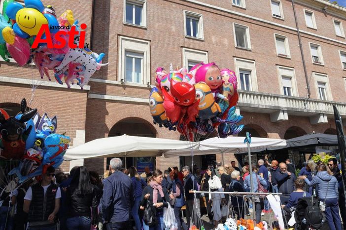 Folla alla Fiera Carolingia