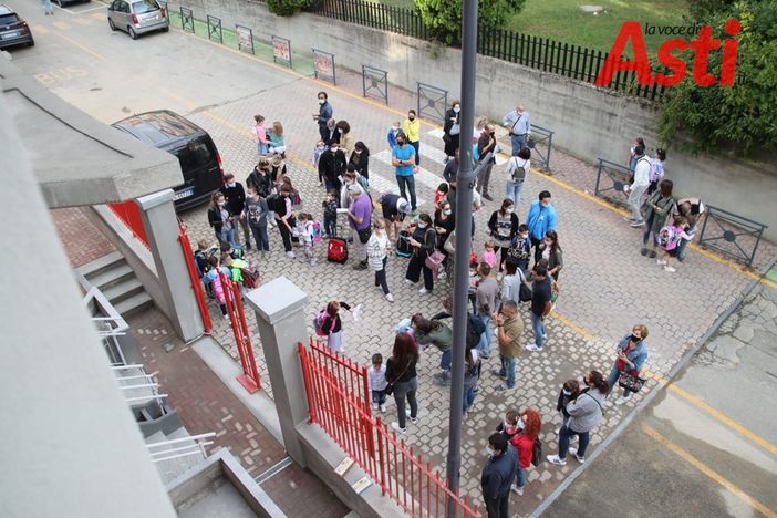 In Piemonte mascherine obbligatorie anche all'aperto vicino alle scuole