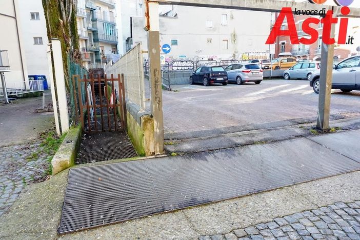 La scalinata di via Comentina ad Asti, zona sotto 'accusa' di spaccio e degrado La scalinata di via Comentina ad Asti, zona sotto 'accusa' di spaccio e degrado