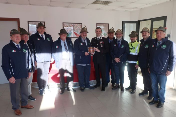 Gli Alpini astigiani in visita al Comando dei Carabinieri Gli Alpini astigiani in visita al Comando dei Carabinieri