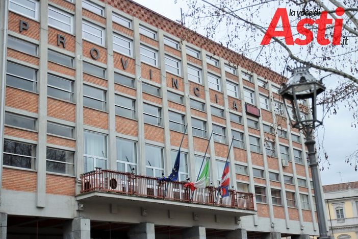 Bandiere a mezz'asta al palazzo della Provincia. Questa e tutte le altre foto di questo articolo con sovrapposto il nostro logo sono opera di Efrem Zanchettin (MerfePhoto)