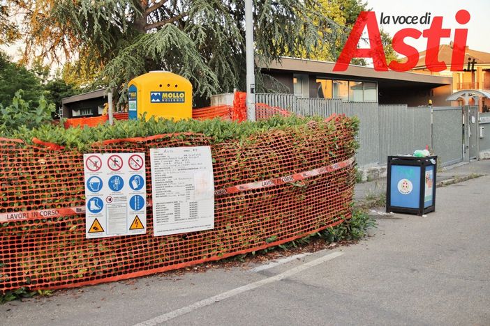 Il cantiere Iliad di via Baussano e, nella terza foto, l'antenna installata in via Micca (tutte le immagini sono state realizzate da Efrem Zanchettin - Merfephoto)