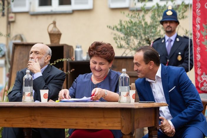 Il governatore del Piemonte ritratto con Carlin Petrini e il ministro Bellanova all'inaugurazione di &quot;Cheese&quot;