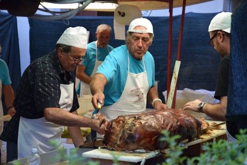 A Farigliano conto alla rovescia per la "Festa del Bôn Vin", tra enogastronomia, sfide secolari e tanto divertimento