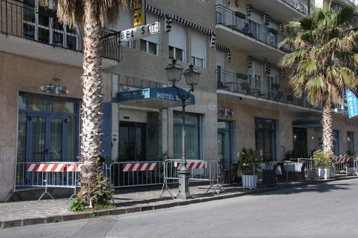 Coronavirus: intervista ad un cameriere dell’hotel di Alassio in quarantena dopo un caso di contagio [VIDEO]