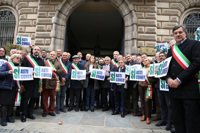 Un'immagine della manifestazione dei sindaci pro Asti-Cuneo svoltasi nello scorso novembre Un'immagine della manifestazione dei sindaci pro Asti-Cuneo svoltasi nello scorso novembre