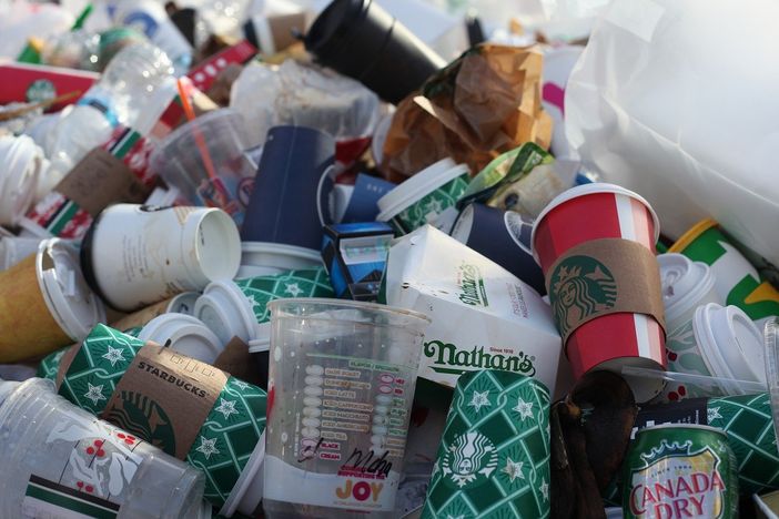 Economia circolare: la Commissione fornisce orientamenti per l'applicazione armonizzata delle norme sulla plastica monouso e fa progressi nel monitoraggio degli attrezzi da pesca