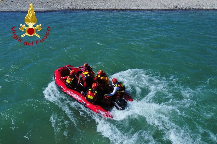 i vigili del fuoco sul gommone sul fiume tanaro