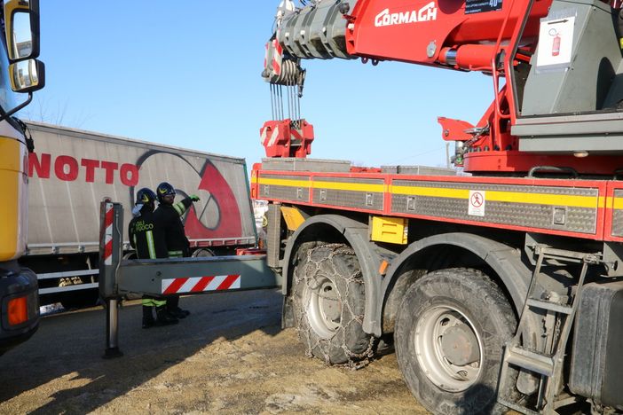 Nelle immagini, tre momento delle attività di recupero del mezzo pesante da parte dei Vigili del Fuoco di Asti