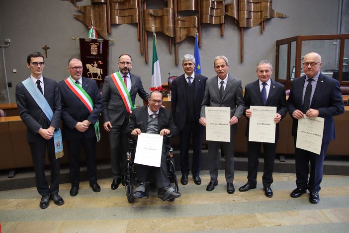 I neo cavalieri in posa con le autorità