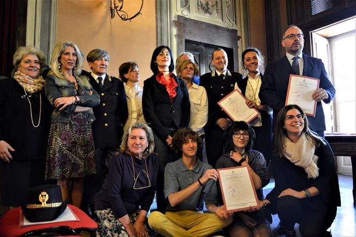 "Creatività all'azione" contro la violenza. Pubblicazione di un libro, foto e interviste "Creatività all'azione" contro la violenza. Pubblicazione di un libro, foto e interviste