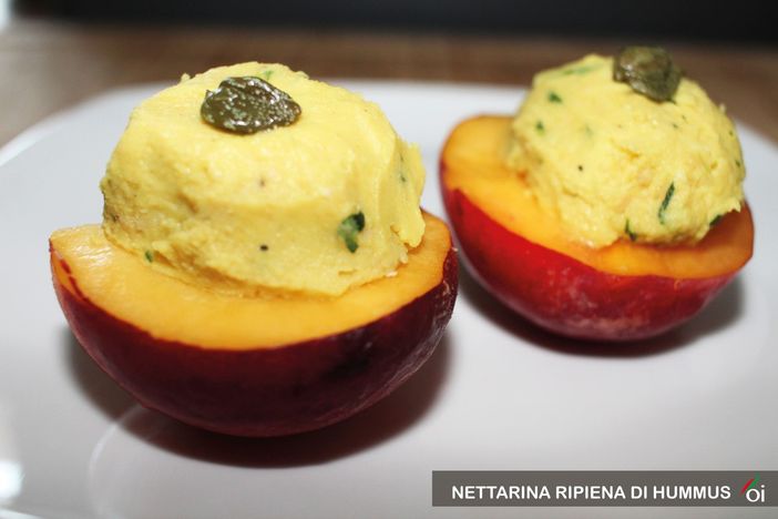 MercoledìVeg di Ortofruit: oggi prepariamo la nettarina ripiena di Hummus