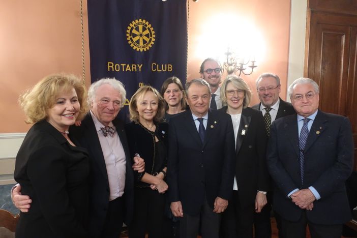 Gli insigniti della “PHF” dell’A.R. 2018-19 con i dirigenti distrettuali e la presidente del Club astigiano Paola Mogliotti Gli insigniti della “PHF” dell’A.R. 2018-19 con i dirigenti distrettuali e la presidente del Club astigiano Paola Mogliotti