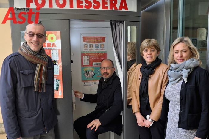 Inaugurata la nuova cabina per le foto tessera all'Anagrafe di Asti