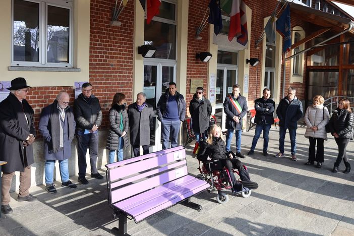 Inaugurata ad Astiss la panchina viola contro l'epilessia Inaugurata ad Astiss la panchina viola contro l'epilessia