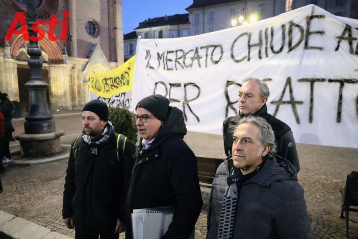 Alcuni ambulanti che fanno riferimento al GOIA: tra loro il presidente Giancarlo Nardozzi, Salvatore Nicastro e Andrea Percia (merfephoto) Alcuni ambulanti che fanno riferimento al GOIA: tra loro il presidente Giancarlo Nardozzi, Salvatore Nicastro e Andrea Percia (merfephoto)