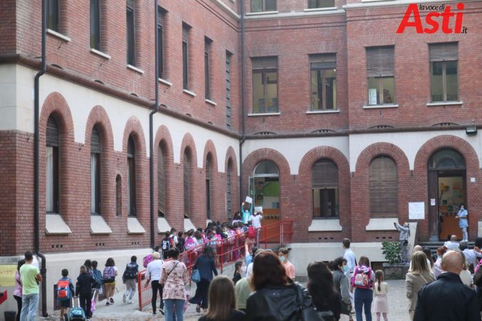 Dai disegni della scuola &quot;Dante&quot; di Asti, una lezione di vita. Un'elettrice fa i complimenti agli insegnanti