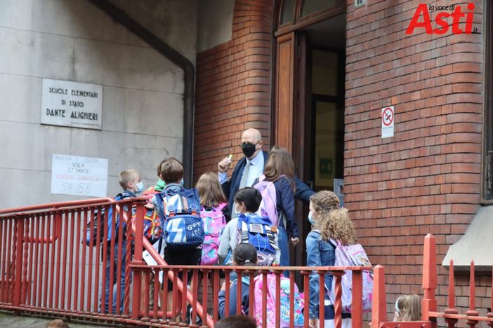 Nella foto, scattata la mattina del 14 settembre, il rientro delle classi alla Dante per l'inizio del nuovo anno scolastico Nella foto, scattata la mattina del 14 settembre, il rientro delle classi alla Dante per l'inizio del nuovo anno scolastico