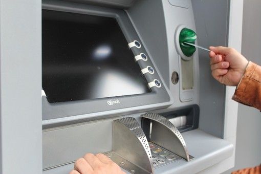 La solidarietà arriva col prelievo al bancomat: Intesa Sanpaolo e Mastercard insieme per la Caritas