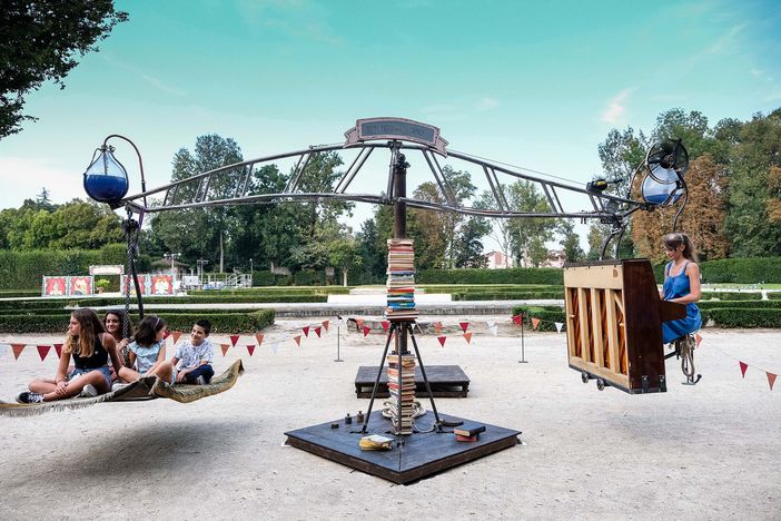 Due momenti (seconda foto a fine articolo) di una precedente messa in scena di "La dinamica del controvento". Due momenti (seconda foto a fine articolo) di una precedente messa in scena di "La dinamica del controvento".