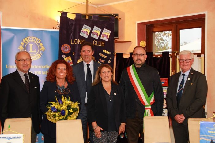 Da sinistra Graziano Guarino,Roberta Pistone, Paolo Appiani. Elena Appiani, il sindaco Rasero ed il Governatore del Distretto 108ia3 Erminio Ribet