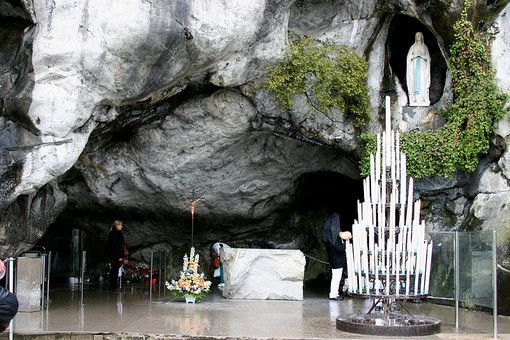 Per la prima volta nella storia chiude il Santuario di Lourdes in Francia: al via una catena di preghiere in tutto il mondo dalla Grotta delle Apparizioni