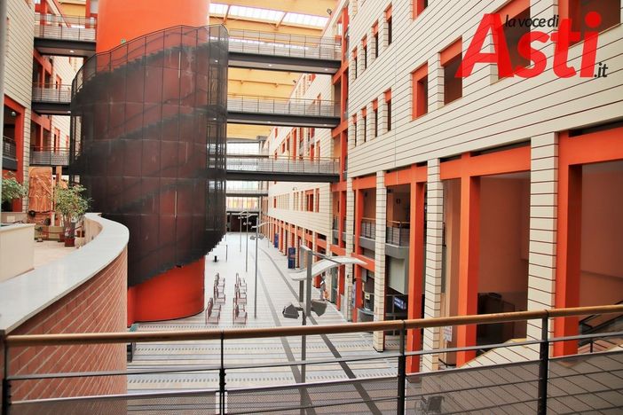 Dramma questa mattina al Massaia di Asti, uomo si getta dal terzo piano della piazza interna Dramma questa mattina al Massaia di Asti, uomo si getta dal terzo piano della piazza interna