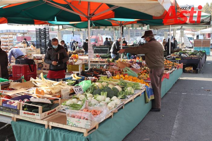 Un banco dell'ortofrutta al mercato di Asti (Ph. Efrem Zanchettin - Merfephoto) Un banco dell'ortofrutta al mercato di Asti (Ph. Efrem Zanchettin - Merfephoto)