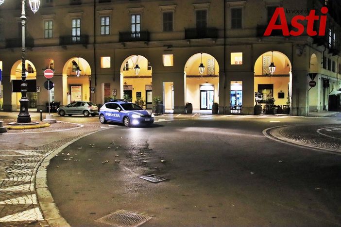 Asti, pattuglia della polizia in una piazza Alfieri deserta Asti, pattuglia della polizia in una piazza Alfieri deserta