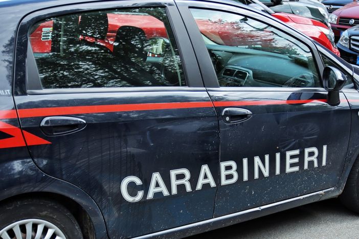 Rubano portafoglio ad un anziano che aveva prelevato i soldi per la badante. Arrestati due scippatori seriali a Canelli Rubano portafoglio ad un anziano che aveva prelevato i soldi per la badante. Arrestati due scippatori seriali a Canelli