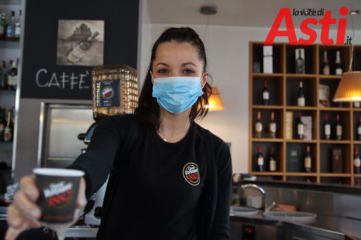 Si riaprono i bar. Ad Asti barista serve il caffè