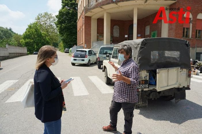 Il maestro Monaca fuori dalla scuola di Serravalle, intervistato dalla nostra giornalista Il maestro Monaca fuori dalla scuola di Serravalle, intervistato dalla nostra giornalista