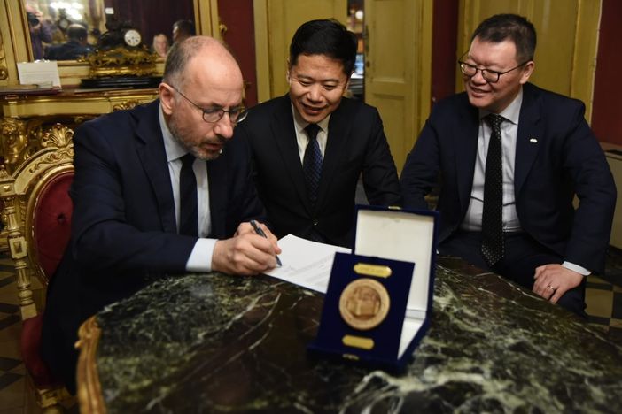 Il momento del conferimento del titolo a Zhao Zhijn