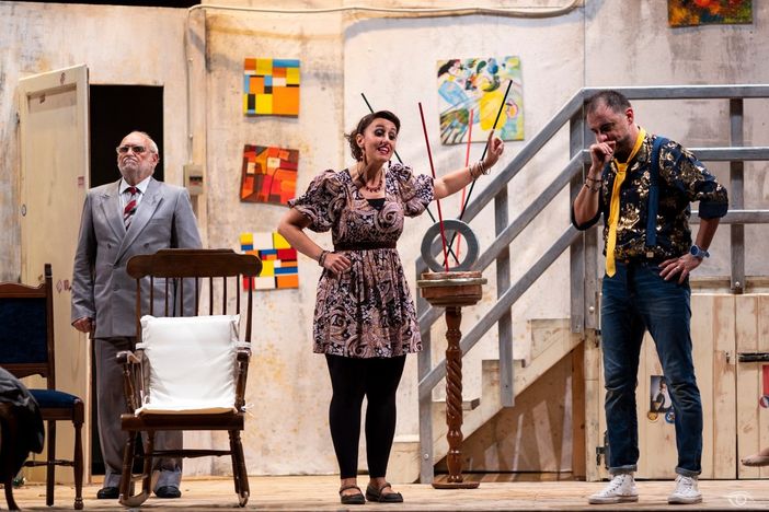 Sabato 18 febbraio 2023 al Foro Boario di Nizza Monferrato ultimo appuntamento della rassegna “Teatro al Foro” con “Black Comedy”.