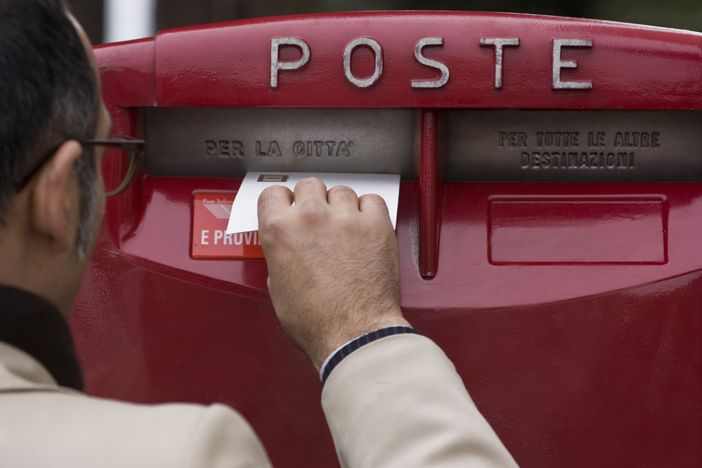 Nuovo look per le cassette delle Poste della provincia di Asti. Torneranno rosso fiammante come un tempo Nuovo look per le cassette delle Poste della provincia di Asti. Torneranno rosso fiammante come un tempo