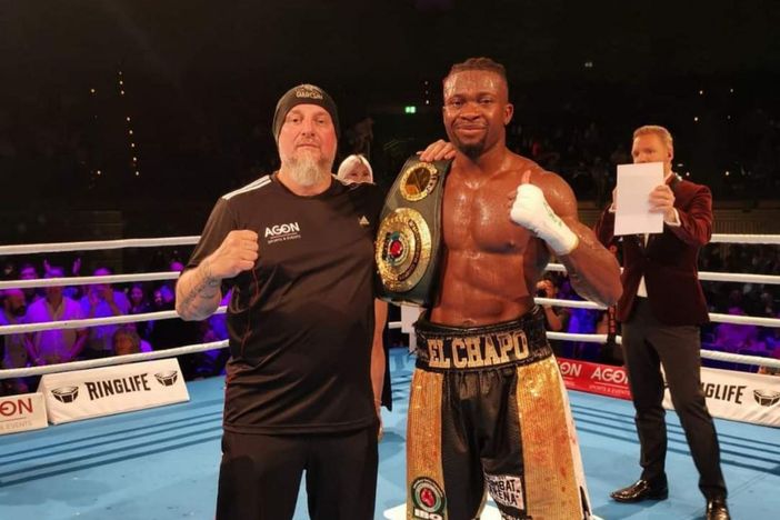 El Chapo con la cintura di campione del mondo dei pesi medi insieme al coach Davide Greguoldo ((Foto FPI)