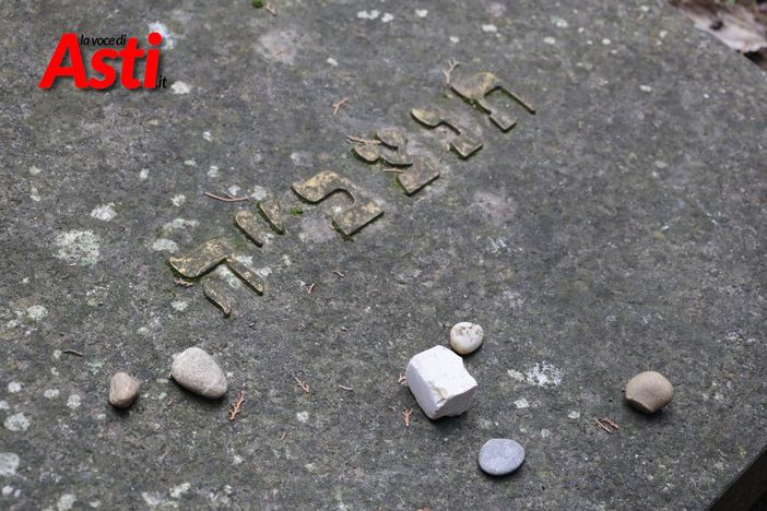 Asti ricorda la Shoah: due cerimonie per non dimenticare "che questo è stato". Ieri gli studenti hanno pulito le pietre d'inciampo