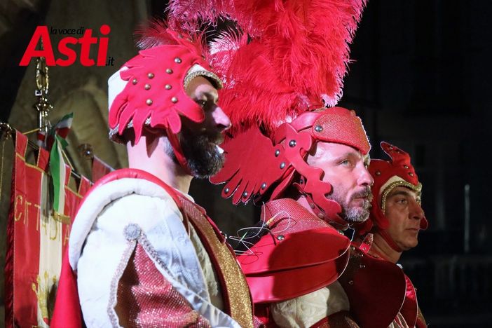 Gianbattista Filippone, in veste di Capitano del Palio, tra i due magistrati (Merphefoto) Gianbattista Filippone, in veste di Capitano del Palio, tra i due magistrati (Merphefoto)