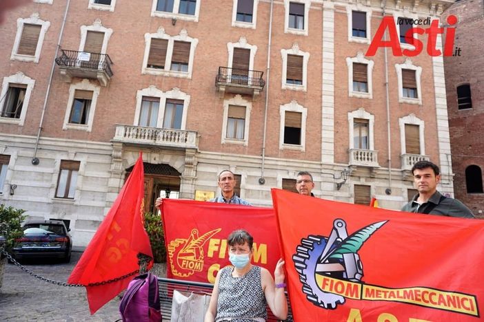 Un'immagine del presidio davanti alla sede dell'Unione Industriale di Asti