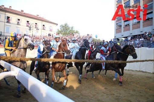 Cavalli al canapo in una precedente edizione del Palio di Asti Cavalli al canapo in una precedente edizione del Palio di Asti