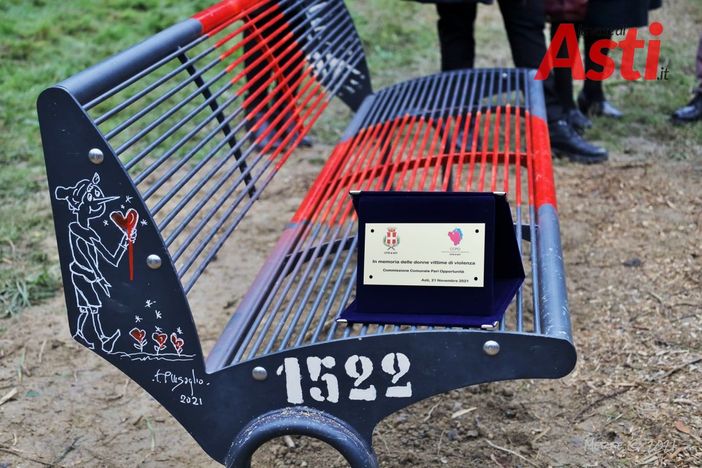 Asti ha una nuova panchina 'griffata' Filippo Pinsoglio, al Parco Fruttuoso di via Mattarella Asti ha una nuova panchina 'griffata' Filippo Pinsoglio, al Parco Fruttuoso di via Mattarella