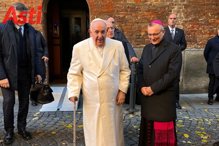 &quot;Ora vi scalderete&quot;, Papa Francesco scende tra le persone in attesa in piazza Catena [VIDEO E FOTO]