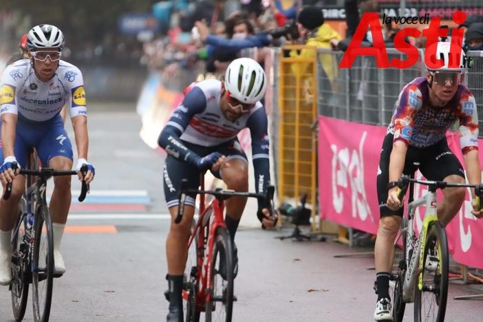 Un momento della tappa astigiana del Giro 2020 (MerfePhoto) Un momento della tappa astigiana del Giro 2020 (MerfePhoto)