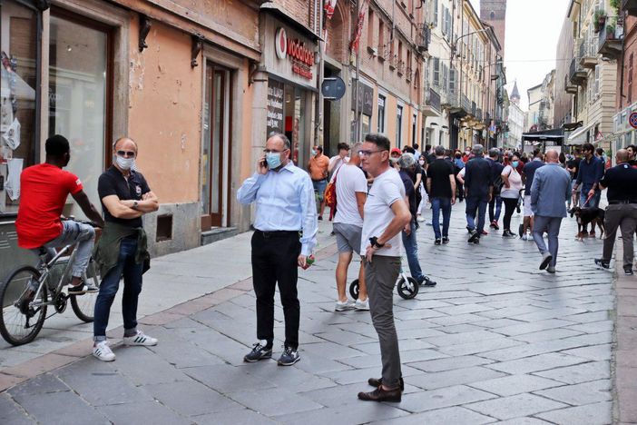 Da oggi fino al 2 giugno in Piemonte scatta l'obbligo della mascherina anche all'aperto Da oggi fino al 2 giugno in Piemonte scatta l'obbligo della mascherina anche all'aperto